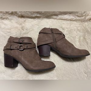 Ladies heeled boots